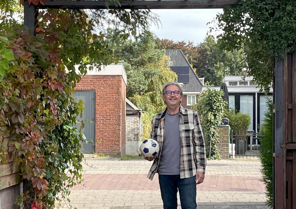 Ferry van Groeningen bij de poort achter zijn ouderlijk huis aan Plantsoen Laanhorn