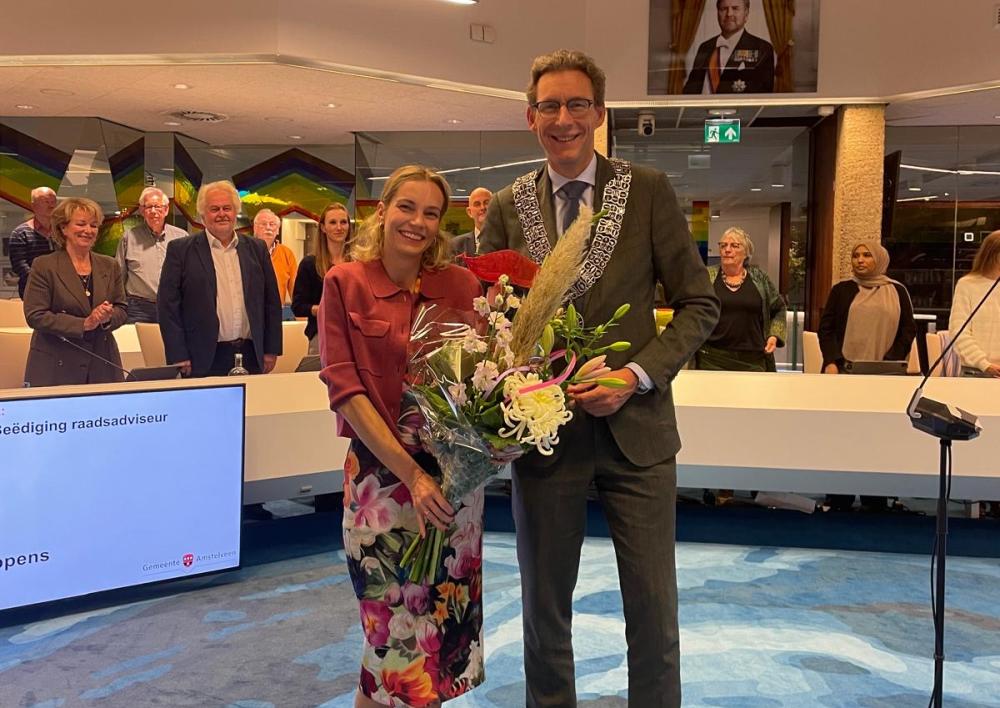 Ilika Polderman en burgemeester Tjapko Poppens