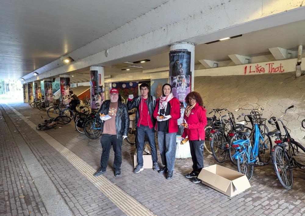 Nora Fakirni (tweede van rechts) met diverse SP leden