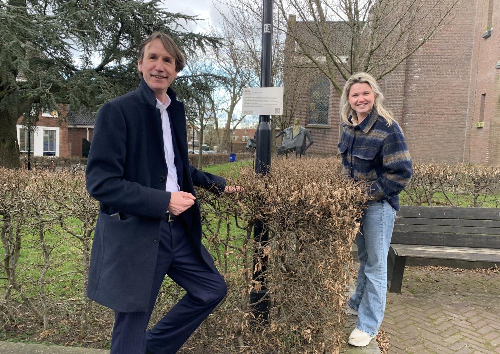 Wethouder Herbert Raat en Marloes Smit lanceren de eerste route beeldende kunst bij de Dandy.