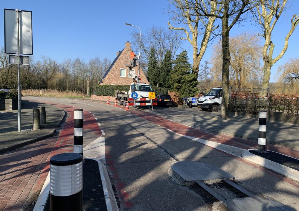 Installatie van de handhavingscamera bij de bussluis in Bovenkerk.