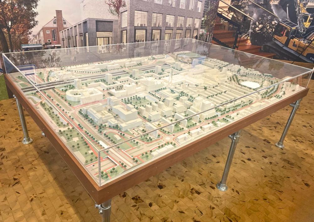 De maquette van het toekomstige Stadshart van Amstelveen op een tafel in een glazen vitrine