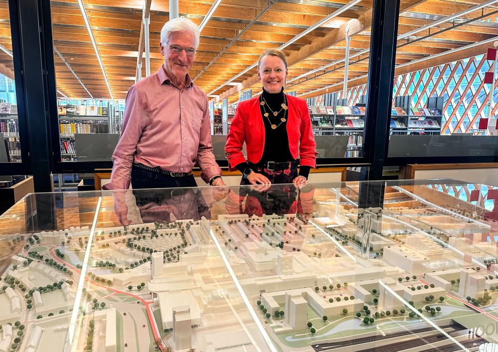 Wethouder Floor Gordon (Stadshart) met maquettebouwer Theo van den Helder bij de onthulling van de nieuwe maquette in belevingscentrum Amstelveen InZicht
