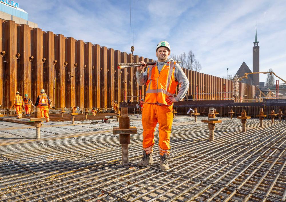 Bouwmedewerker aan het werk in de verdiepte ligging van de A9 ter hoogte van het Oude Dorp