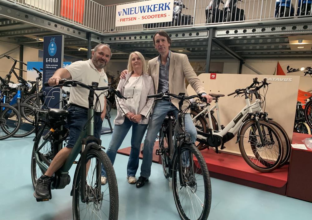 Winnaar Simon Kopinsky, Karin van Nieuwkerk en wethouder Herbert Raat.