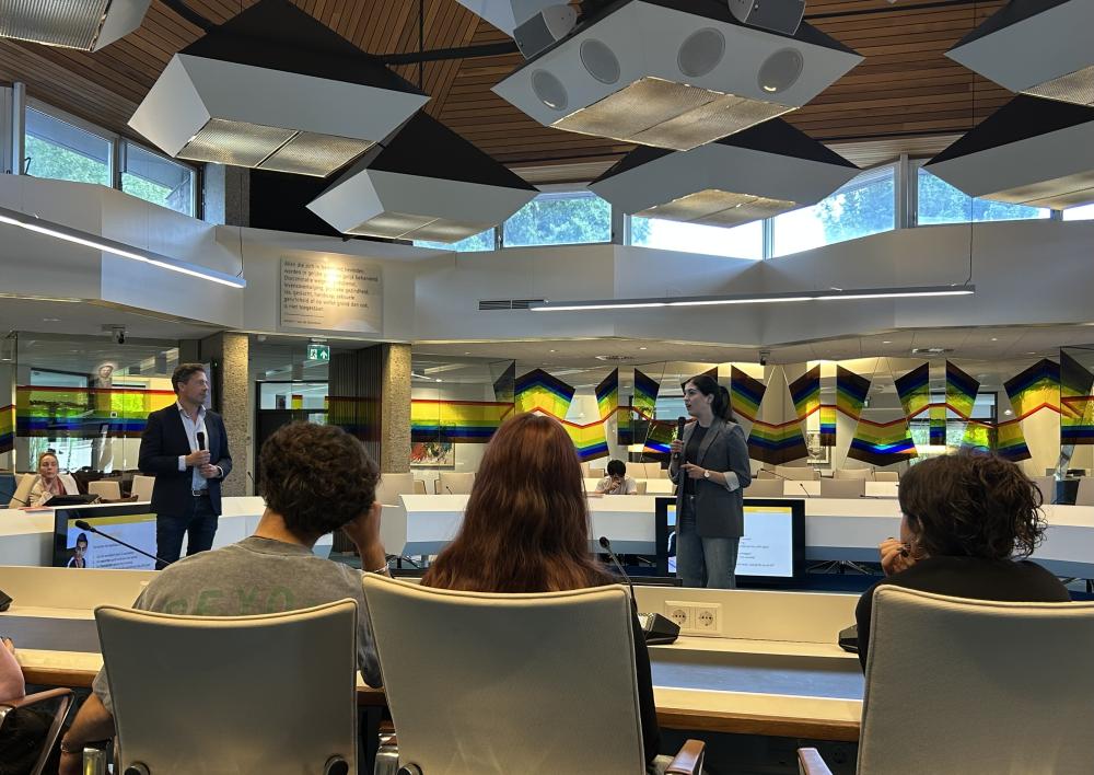 Bas Zwarte en Saloua Chaara bij klassenbezoek@gemeentehuis