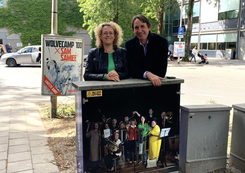 Fotokast bij het busstation in het Stadshart met fotograaf Jasmijn Weenink en wethouder Herbert Raat.