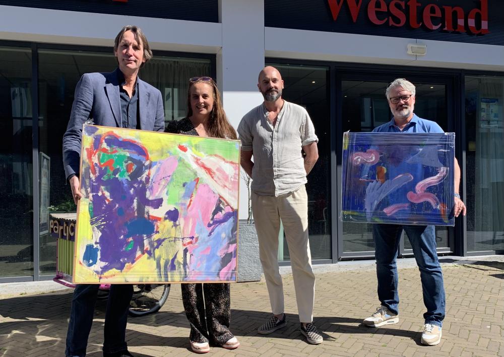 Wijkcentrum Westend heeft twee kunstwerken ontvangen uit de gemeentelijke kunstcollectie.