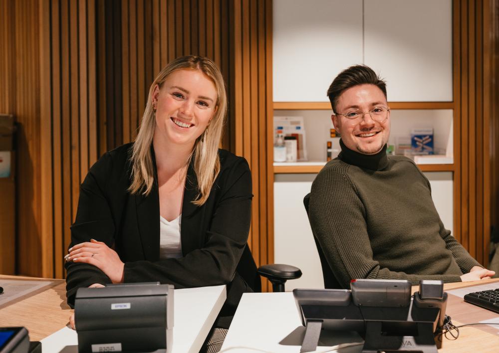 Twee medewerkers aan de balie van het Sociaal loket 