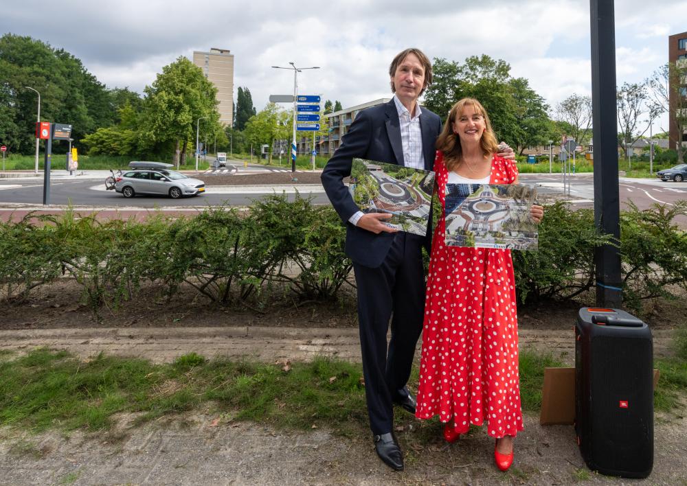 Wethouder Herbert Raat en Marja Ruigrok, vicevoorzitter van de VRA, bij de rotondes op de Oranjebaan.