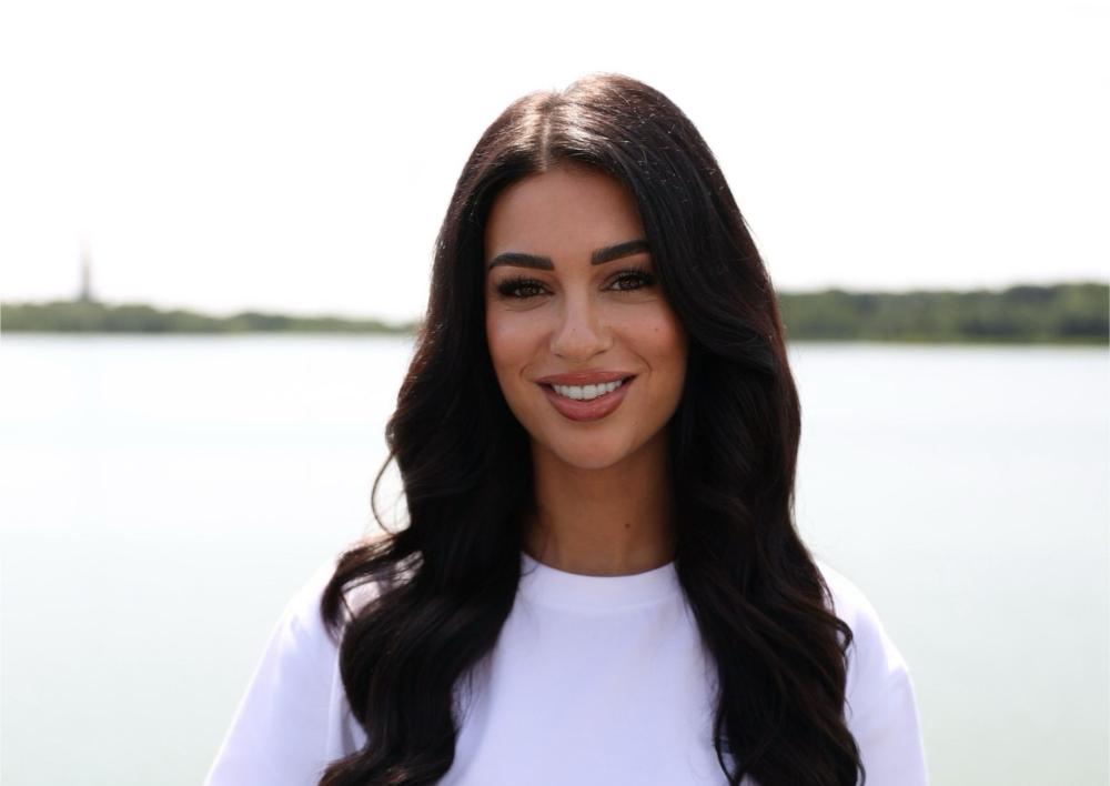 Jongerenwerker Yasmina voor de Poel