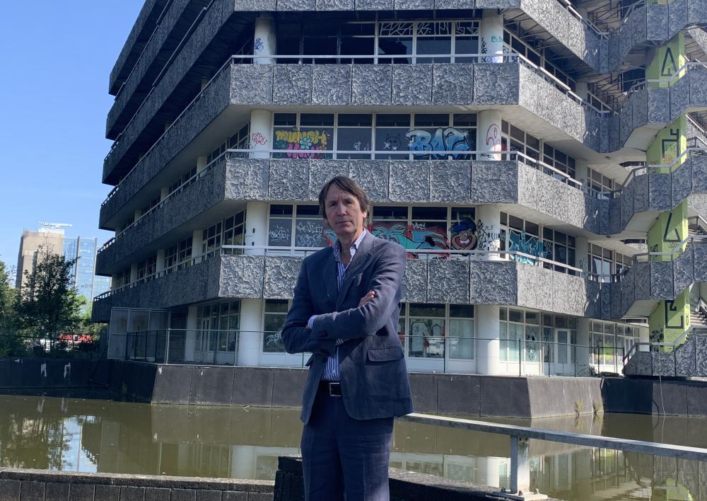 Wethouder Herbert Raat bij het voormalige Ballast Nedamgebouw in Kronenburg.