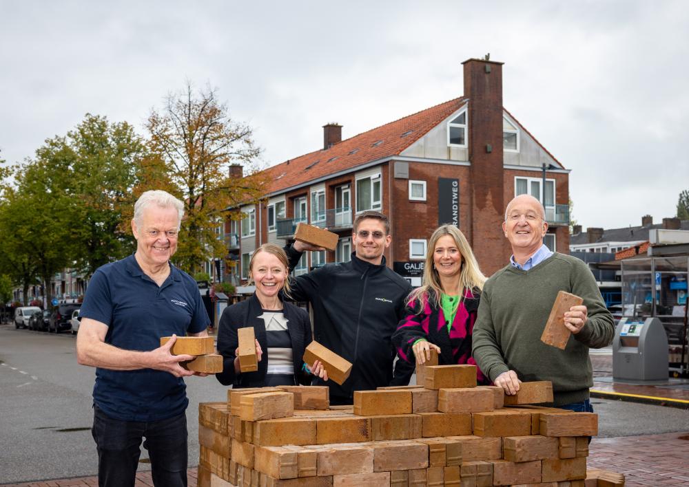 Winkeliers en wethouder Floor Gordon bij de nieuwe Stadshart klinkers
