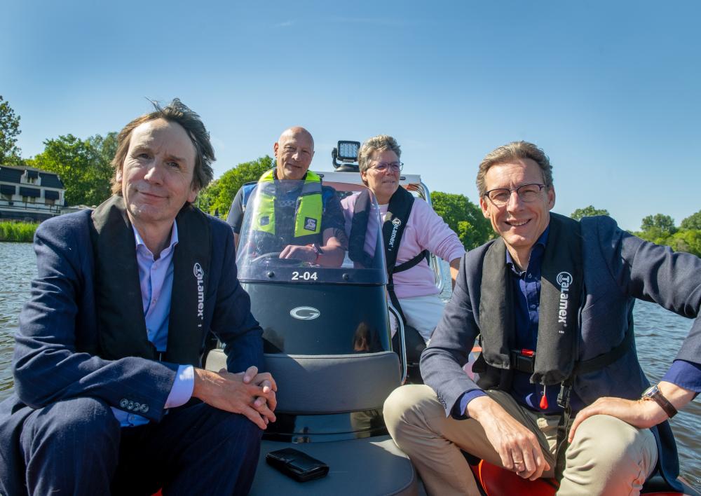 V.l.n.r. wethouder Herbert Raat, handhaver Johan, hoofd handhaving Heidi Hiemstra en burgemeester Tjapko Poppens.