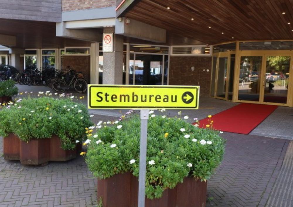 Stembureau-bord voor het raadhuis