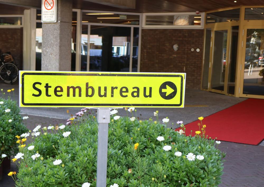 Bord van het stembureau voor het entree van het raadhuis van Amstelveen