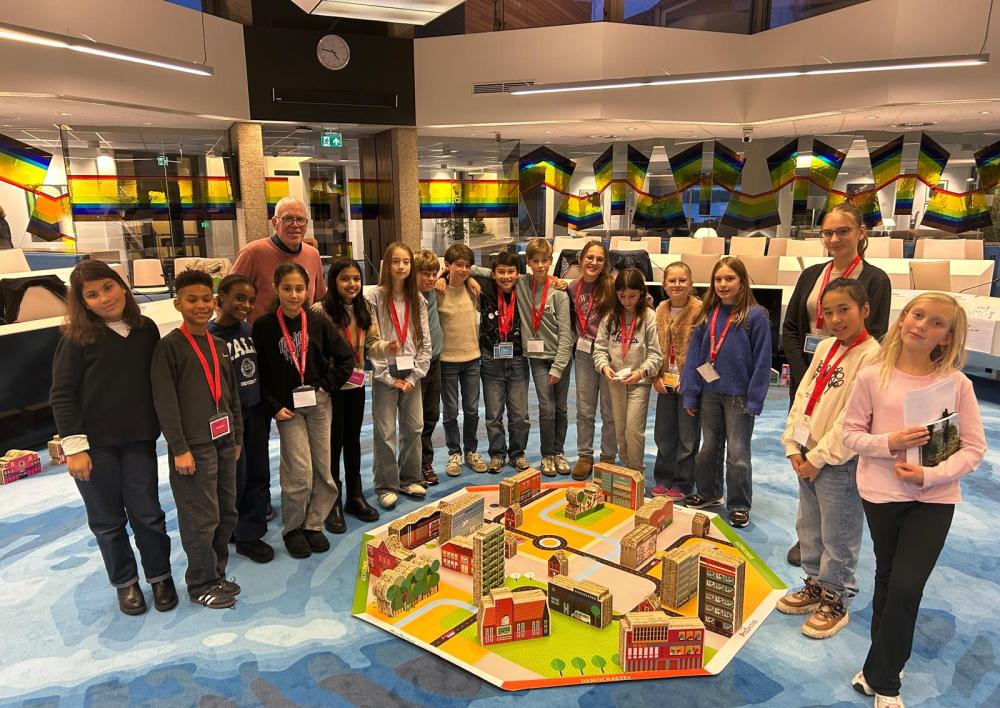 Henk Stoffels en de kinderraad bij het spel Democracity