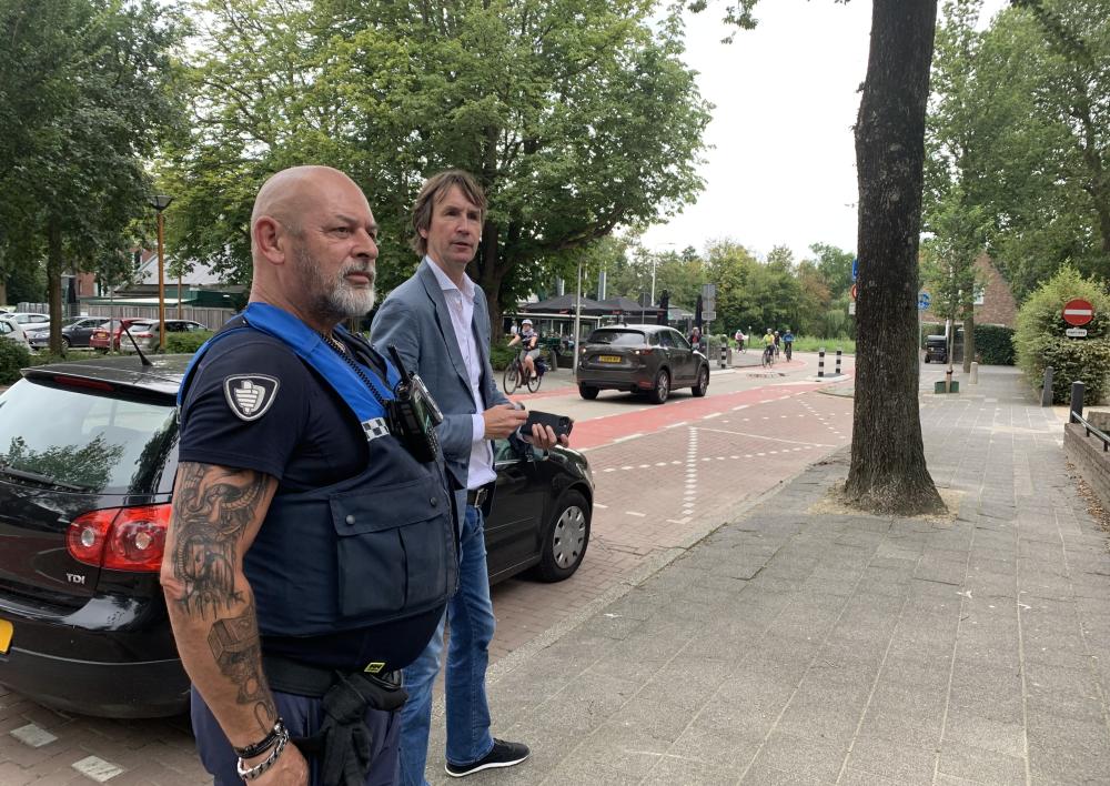 Handhaving en wethouder Herbert Raat bij de bussluis in Bovenkerk. 