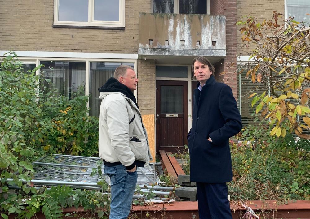 Professor Lorentzlaan 45 met wethouder Herbert Raat en teamleider omgevingstoezicht en handhaving.