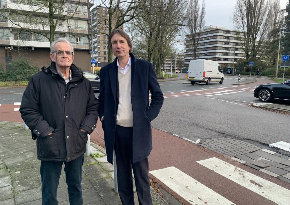 Bauco Moerkercken - voorzitter Wijkkoepel Groenelaan - en wethouder Herbert Raat.