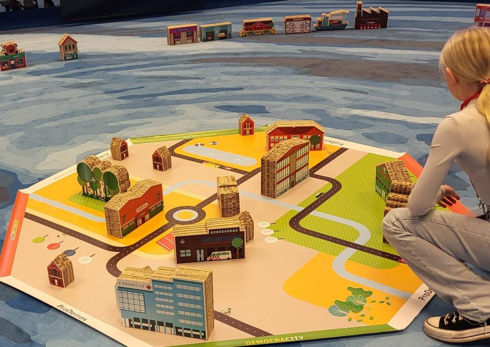 Meisje speelt het spel Democracity