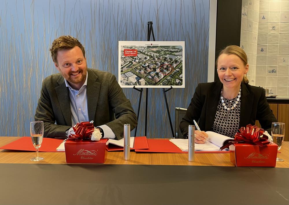 Wethouder Floor Gordon en Coen Hofland (AM) tekenen voorovereenkomst
