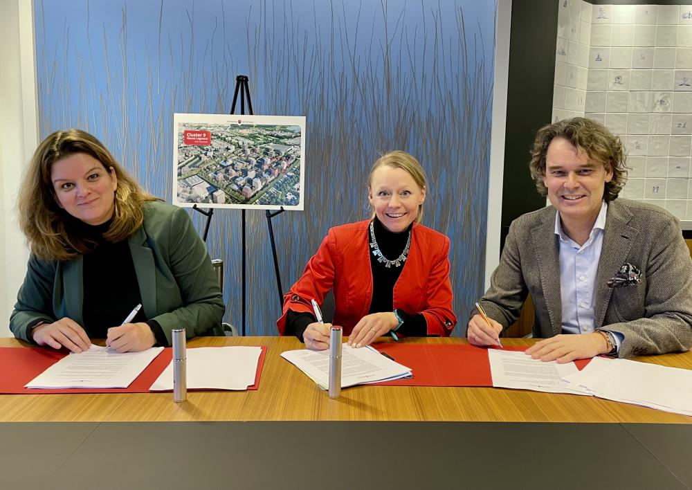 Ondertekening voorovereenkomst locatie voormalig kantoor aan Bouwerij 46 (cluster 9) door Daniëlle de Nijs en Martin Beukeboom namens Trebbe-De Nijs met in hun midden Floor Gordon, wethouder RO. 