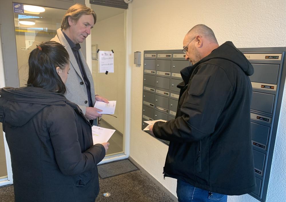 Wethouder Herbert Raat brengt de brieven over het stookverbod persoonlijk langs bij de bewoners.
