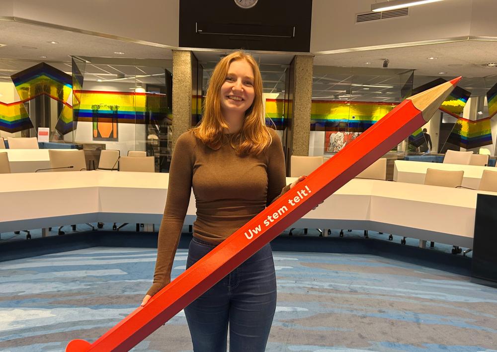 Jonge dame in raadzaal met reuze stempotlood