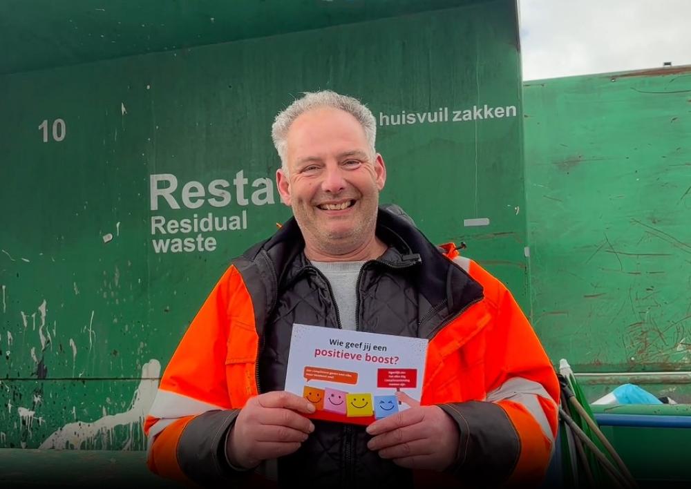 Collega AfvalHeld met een complimentenkaart