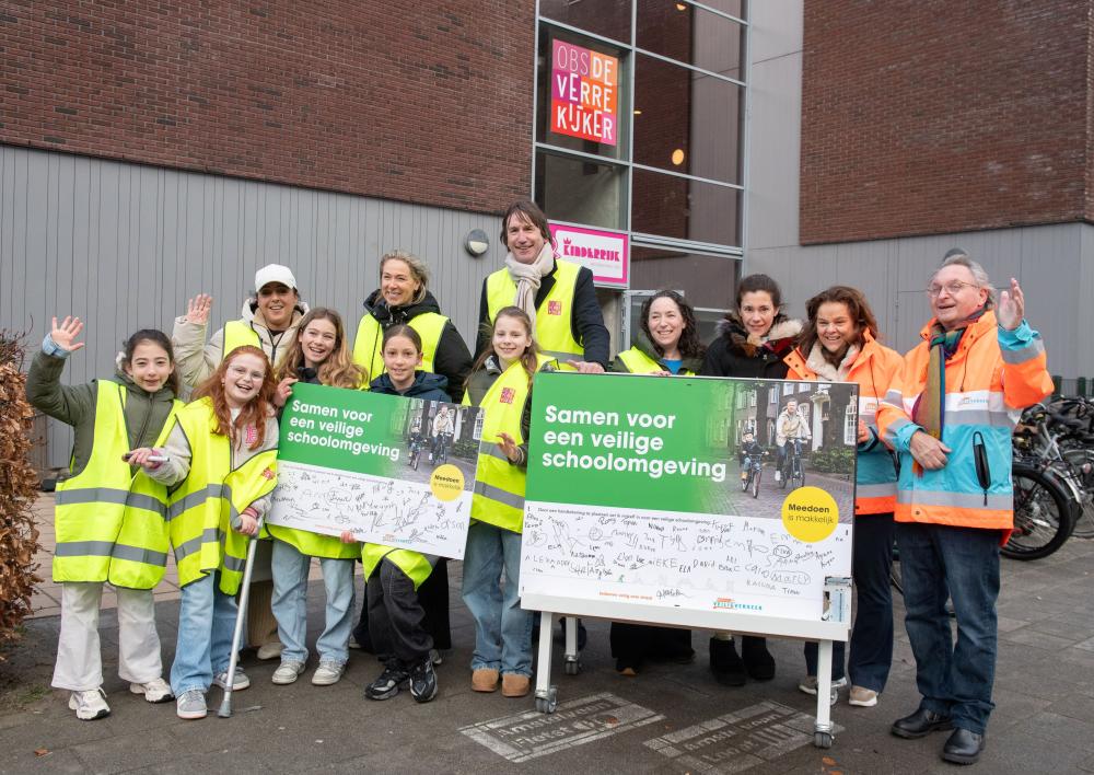 Opening verkeersweek op OBS De Verrekijker met verkeerswethouder Herbert Raat, Ben Westendorp van VVN en docenten, leerlingen en directieleden van basisschool De Verrekijker.
