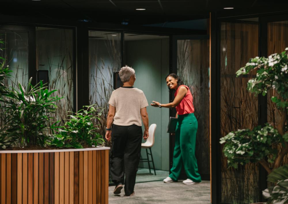 Iemand van het Werkcentrum verwelkomt een dame