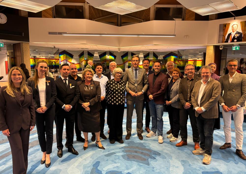 Foto scheidende raadsleden in midden van de raadzaal