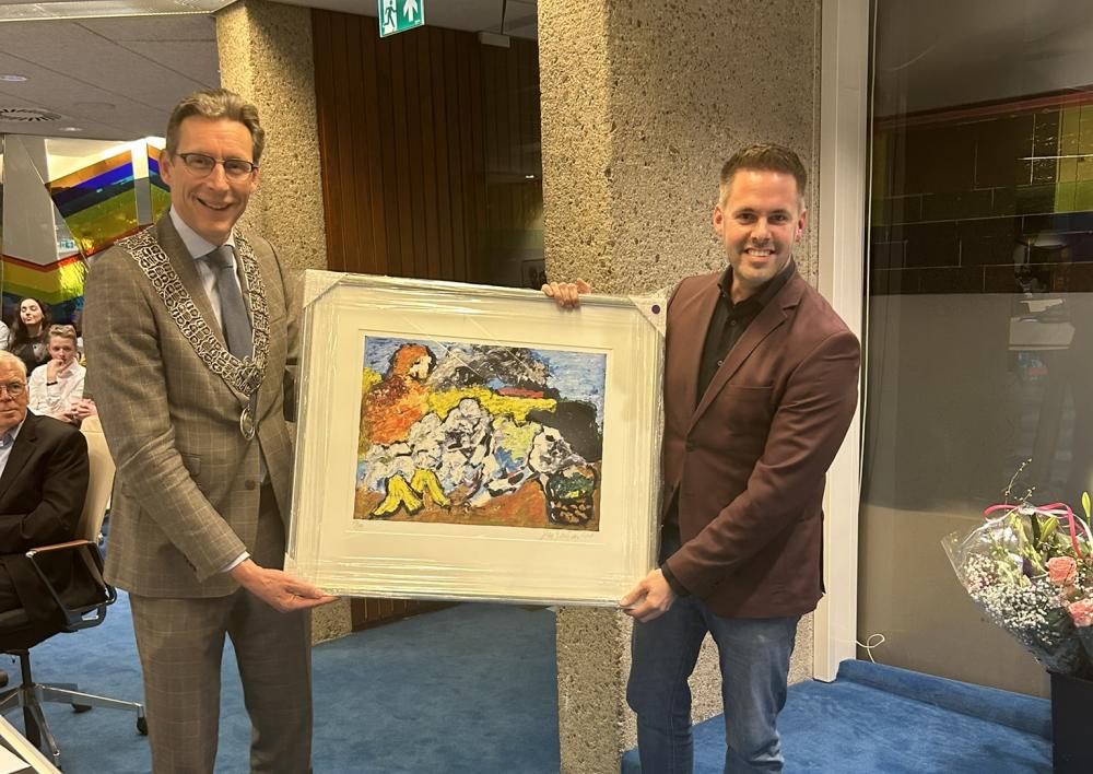Burgemeester en Robert Zuidbroek met zijn gekregen schilderij van Sierhuis