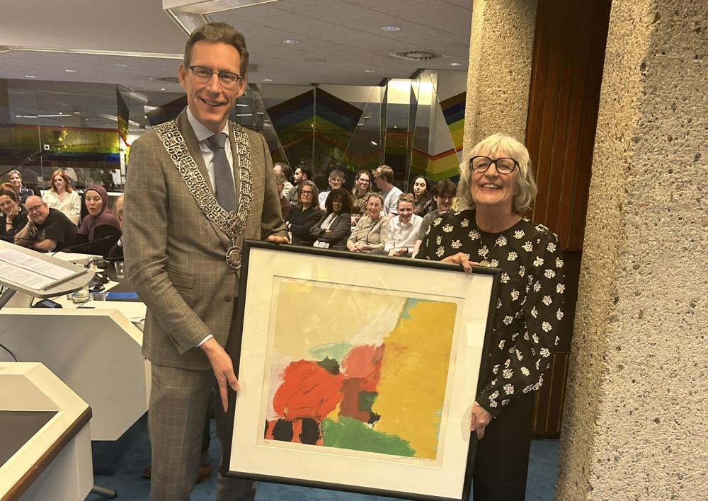 Burgemeester en Stieneke Kruijer met haar gekregen schilderij van Brands