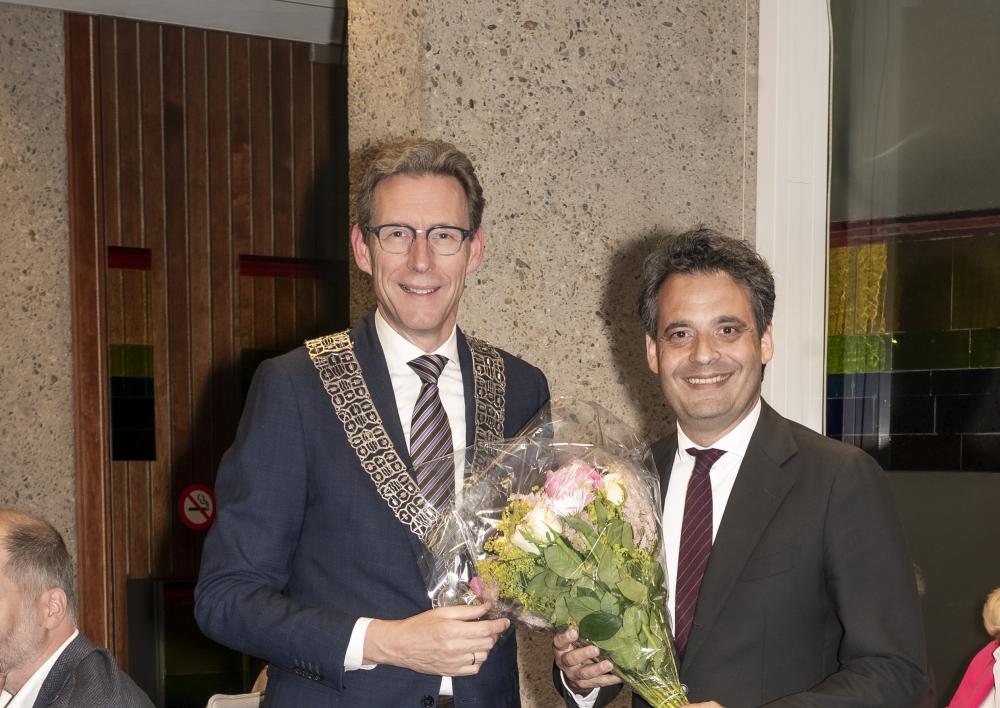 Burgemeester Poppens met wethouder Elzakalai