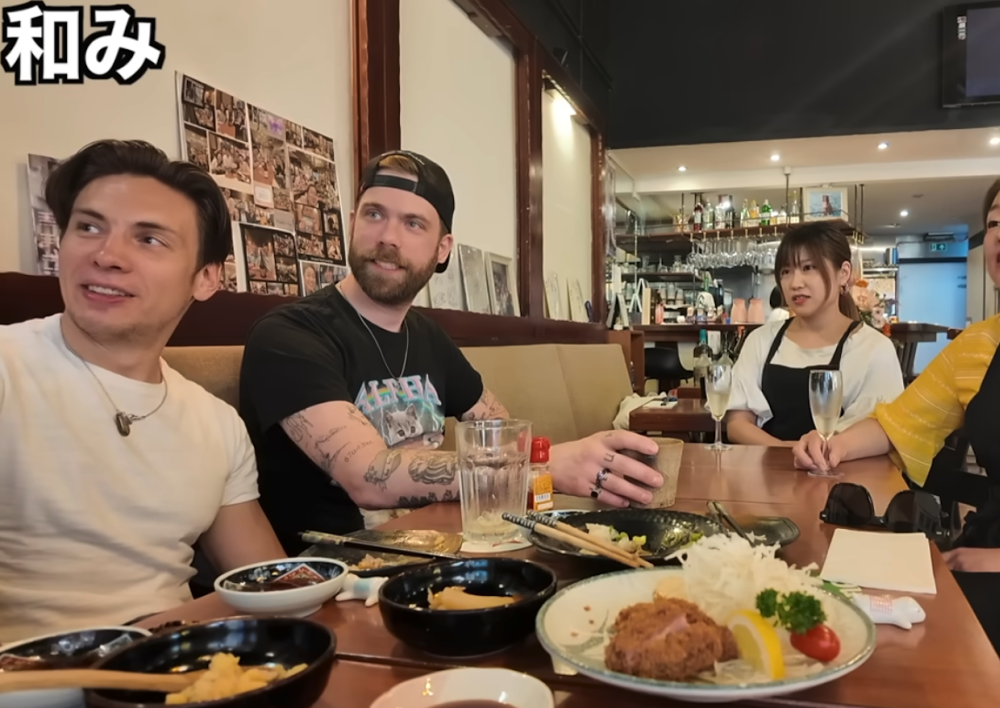Martijn Kluit in een Japans restaurant aan tafel met meerdere personen.