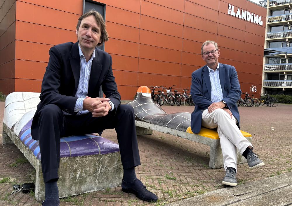 Wethouder Herbert Raat en ABK-voorzitter Rein Schurink op de mozaïekbankjes van Jan Snoeck op Uilenstede.