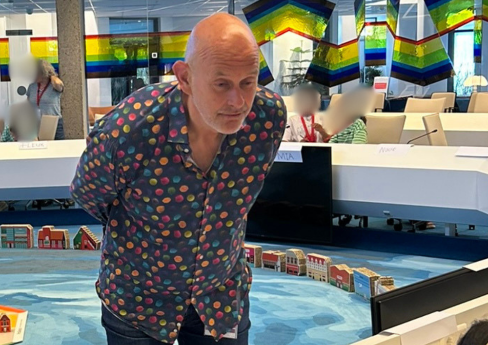 Gert jan Slump in gesprek met leerlingen die het spel democracity spelen