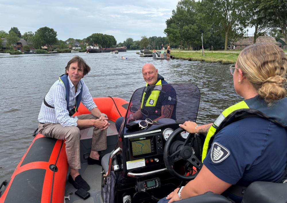 Wethouder Herbert Raat en handhaving met de handhavingsboot op de Amstel. 