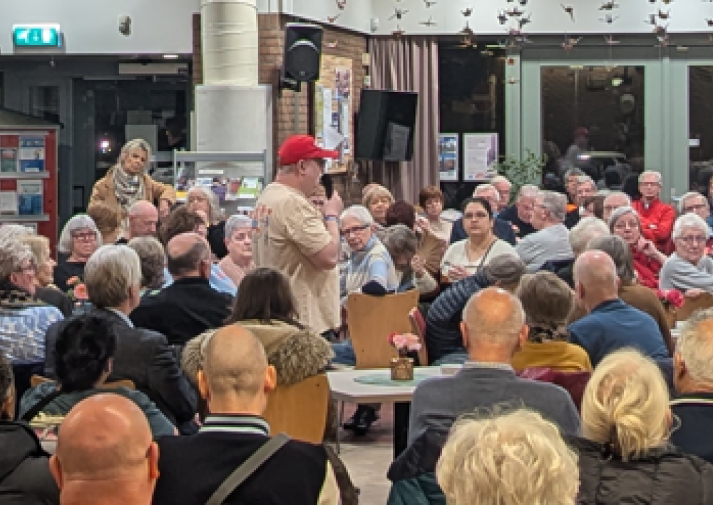 Patrick Adriaans als spreker voor een groep mensen