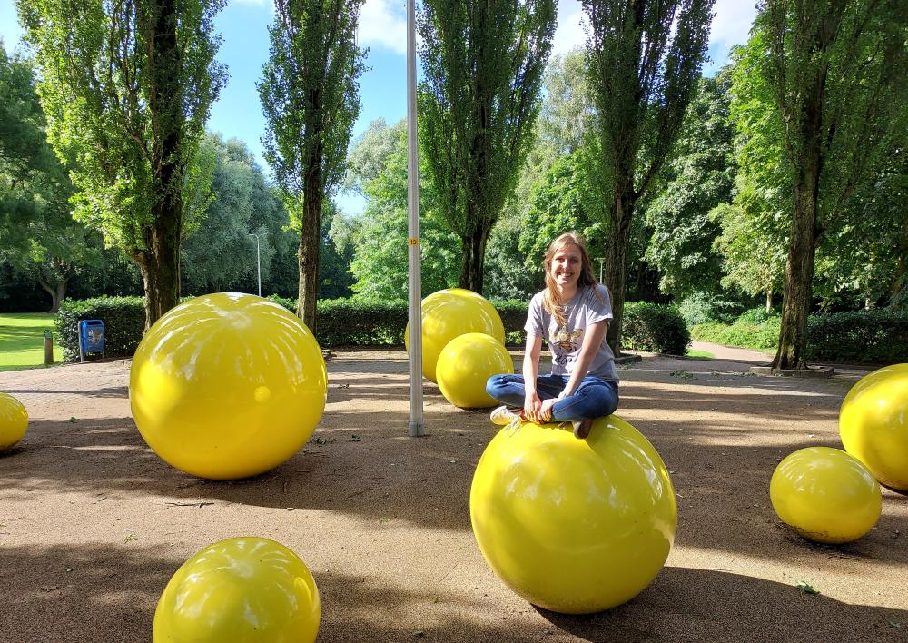Rosalie Bouwman bij kunstwerk in wijkpark Middenhoven