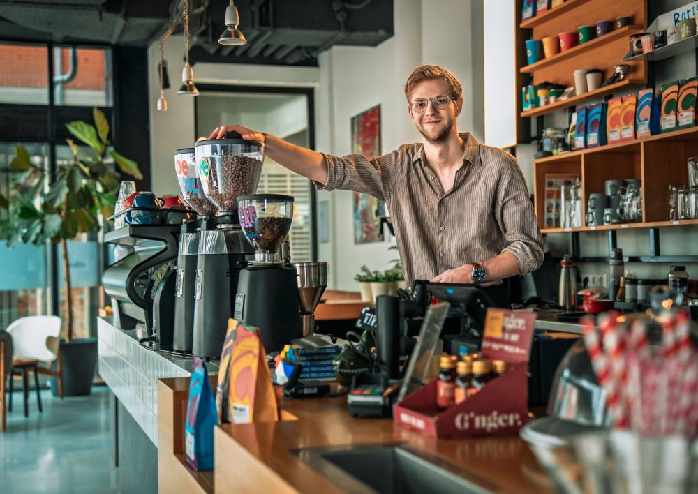 Raadslid Bence Barens als barista in de coffeecompany