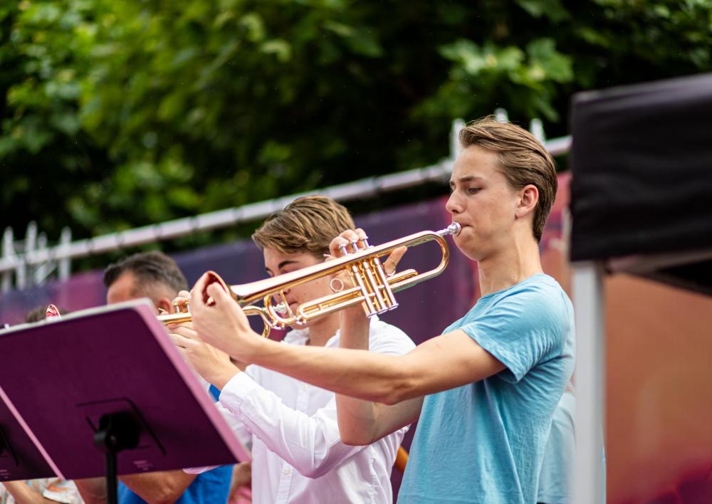Jochem Bart met trompet op een podium met een band