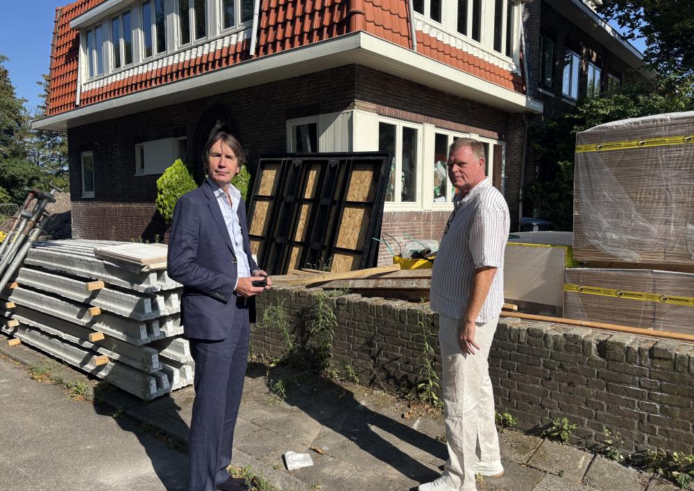 Wethouder Raat en teamleider omgevingstoezicht Paap bij de Amsterdamseweg.