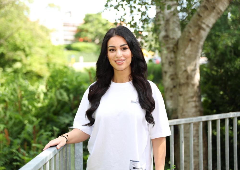Jongerenwerker Yasmina op een balkon