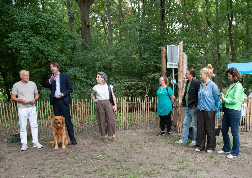 Opening van het hondenspeelveld in het Jan van Hulstpark.