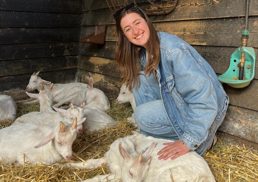 Lois van Putten op de geitenboerderij omringd door geiten