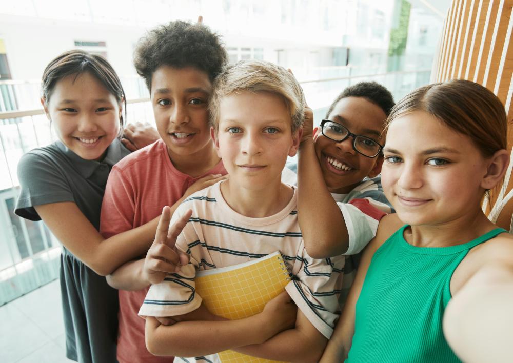Jongeren met schoolspullen