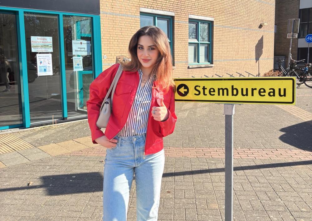 Yasmin Alassar bij stembureau Orion